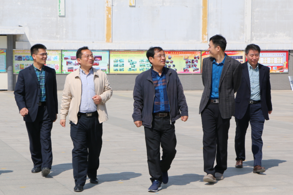 管委会领导到我校扩建项目工地现场办公