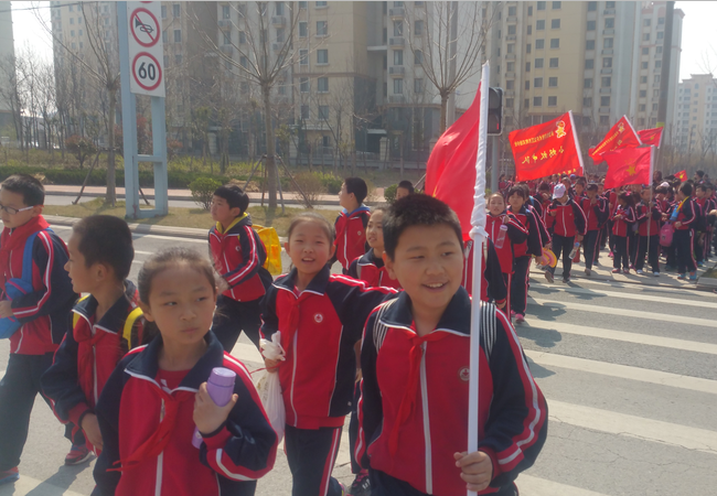 东凯实验学校举行“与春天相约 与文明同行”2017年春日雏鹰飞研学旅行活动