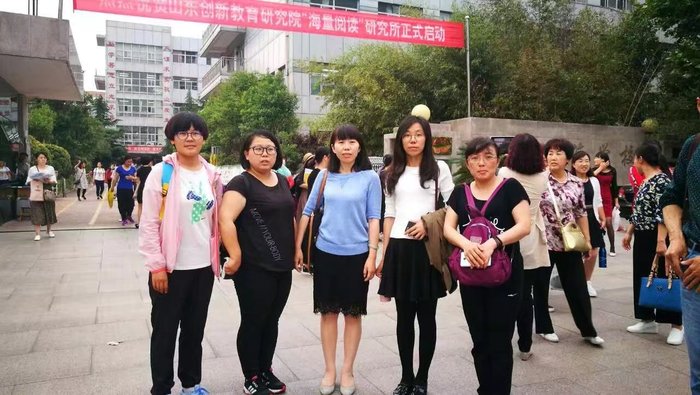 我校学习团队赴潍坊参加韩兴娥经典海读活动
