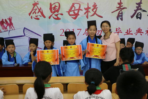 我校3-5年级举办“诵千古诗词 做儒雅少年”诗词大会
