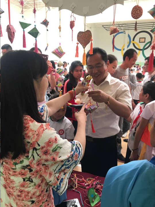 我校举行“爱心点亮中国梦”学生义卖活动