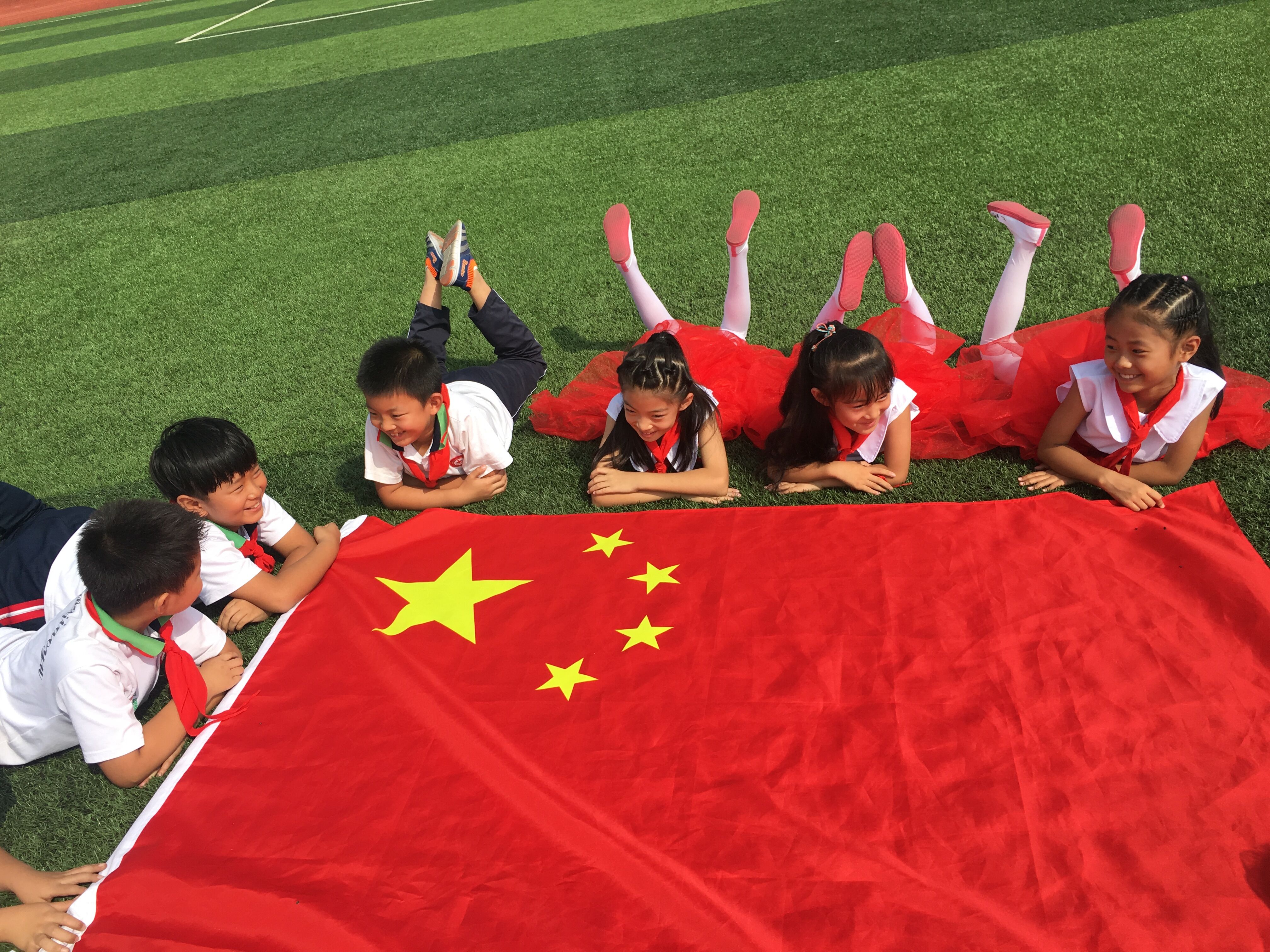 我校开展“我和国旗合个影”主题活动