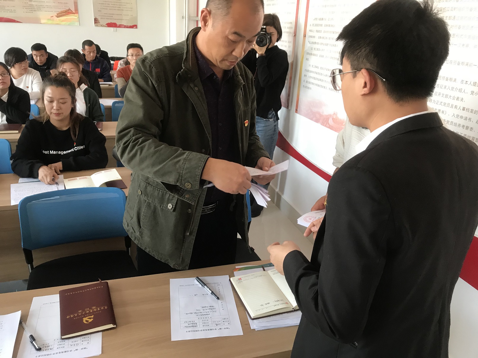 我校党支部召开接收预备党员大会
