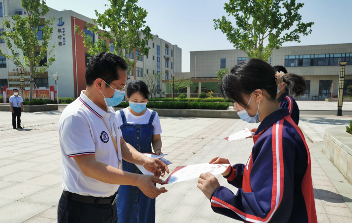 我校九年级召开春季复学表彰大会