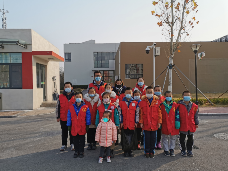 东凯实验学校四年级级部开展校园落叶清扫活动
