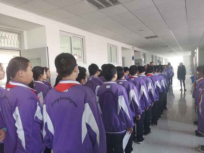 我校六年级组织召开学生训导会