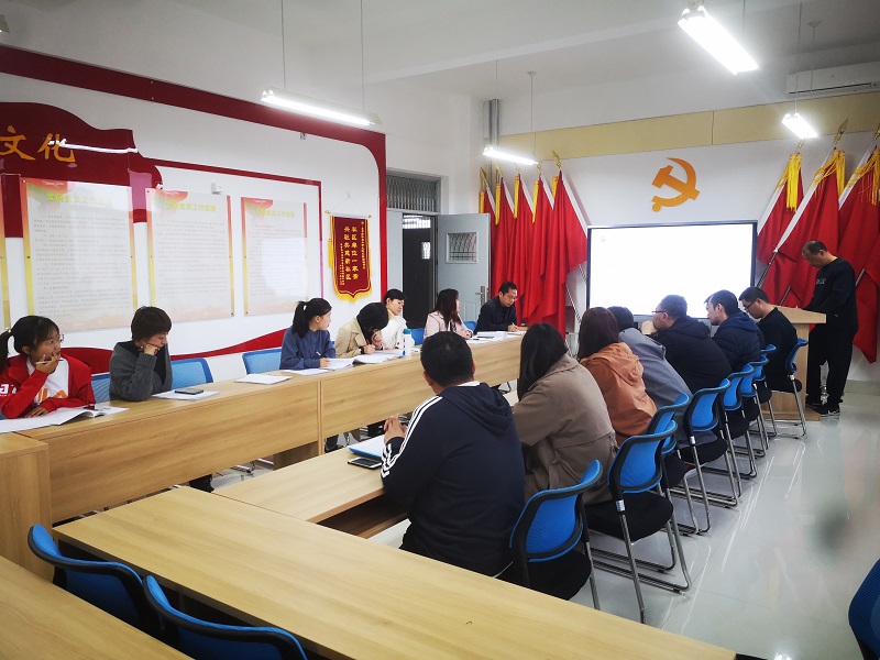 我校召开初中部三月份班主任经验交流会