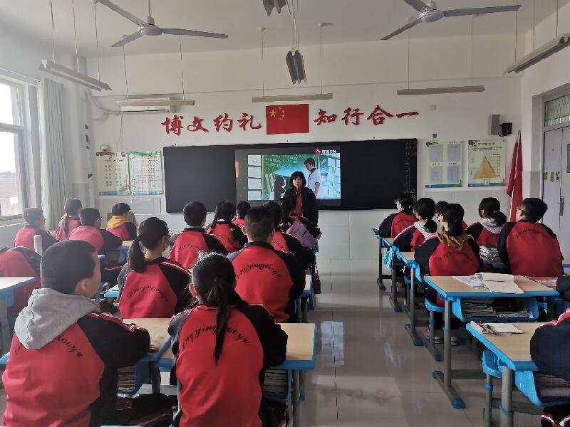 我校初中部组织召开“入团第一课”主题班会