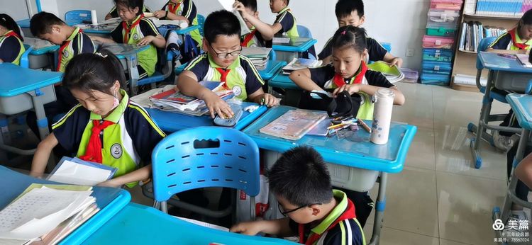 东凯实验学校小学部开展课桌面清洁劳动教育主题活动
