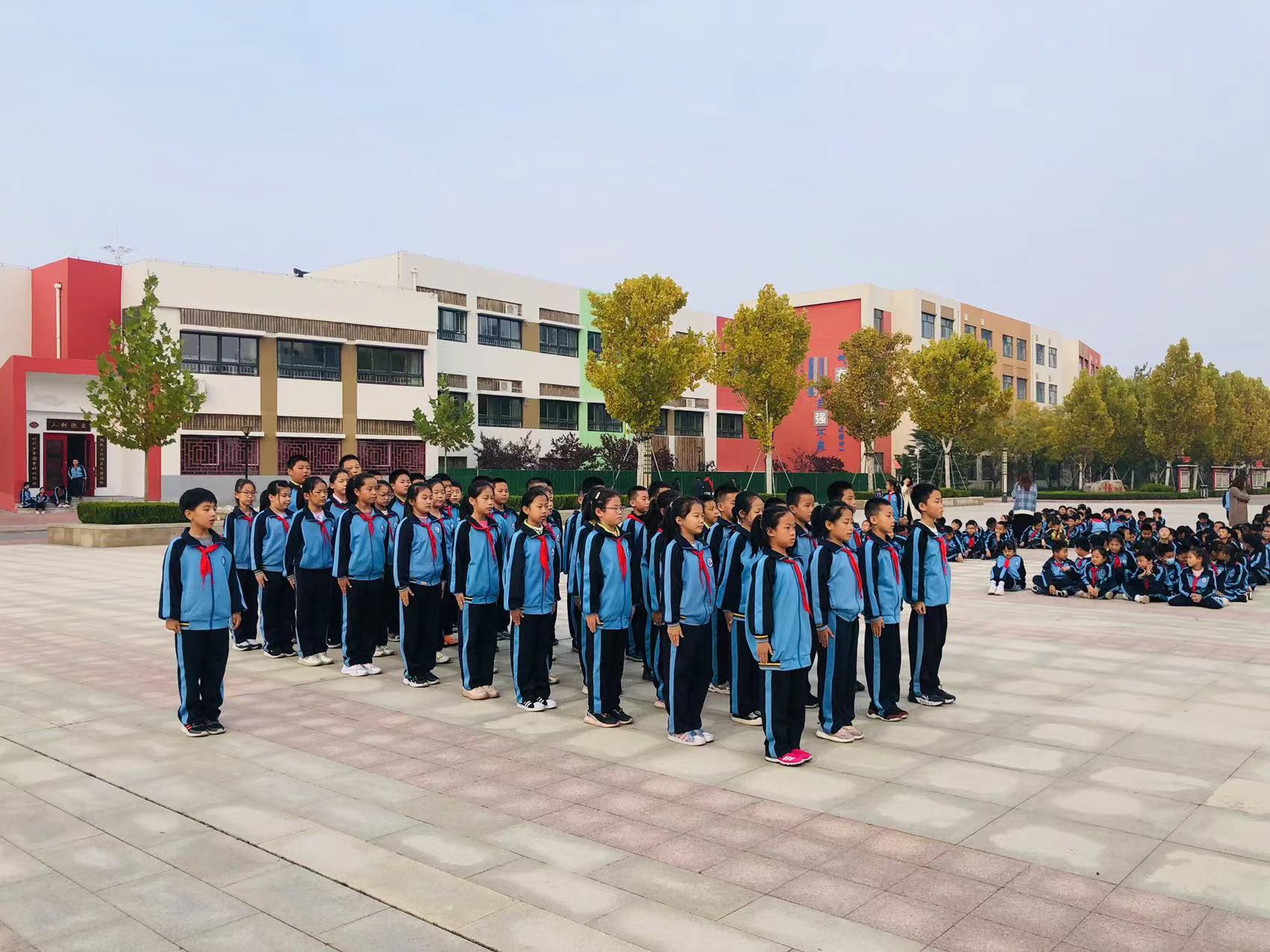 东凯实验学校四年级举行队列队形比赛
