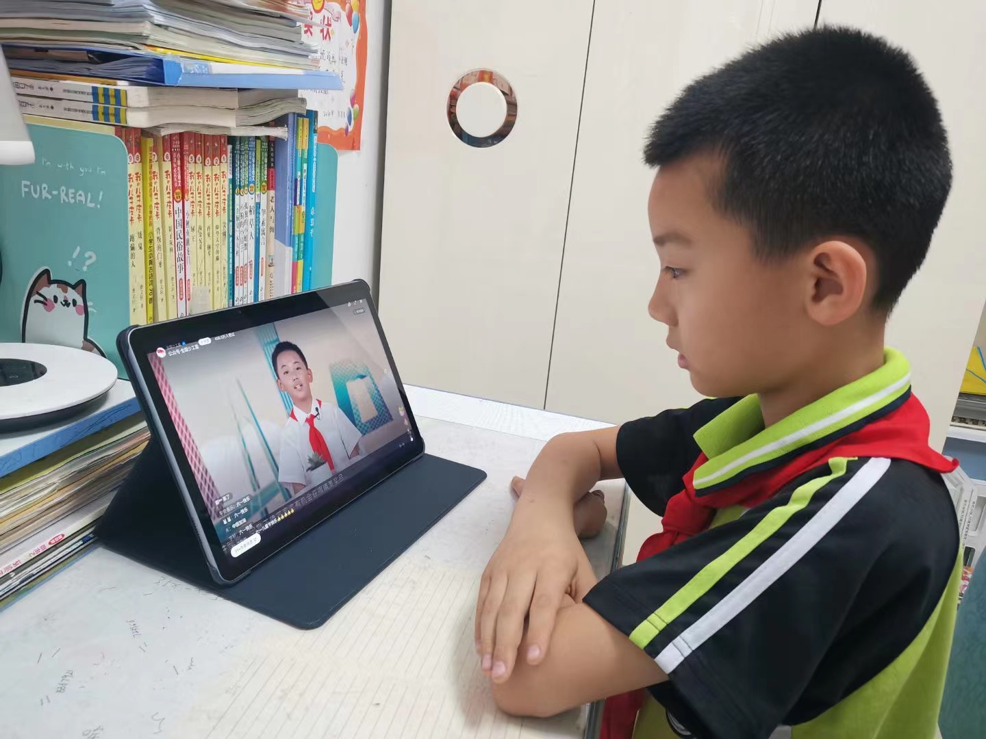 东凯实验学校组织少先队员观看“喜迎二十大，争做好队员”主题云队课直播活动
