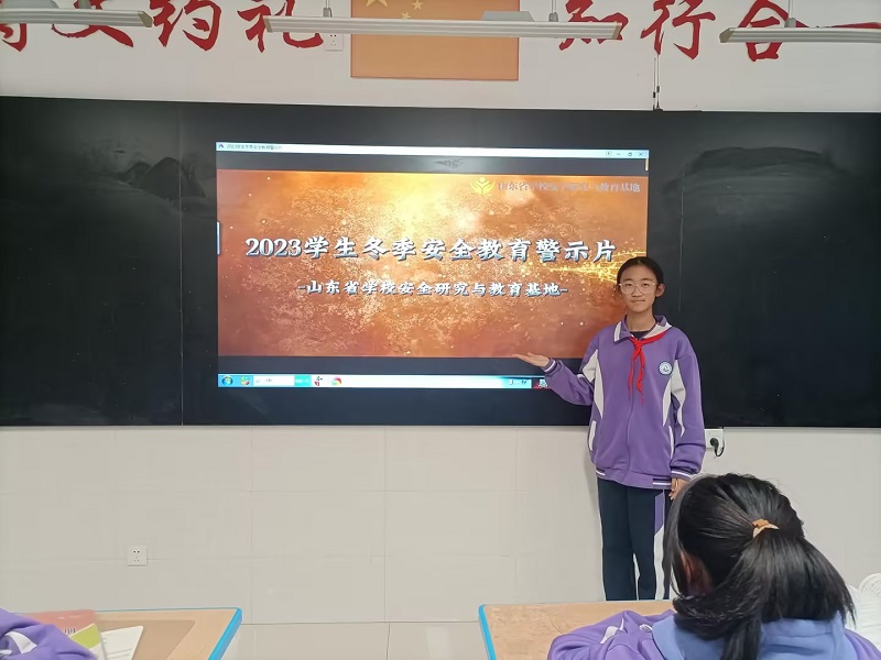 东凯实验学校初中部开展“冬季安全教育 筑牢安全防线”主题班队会