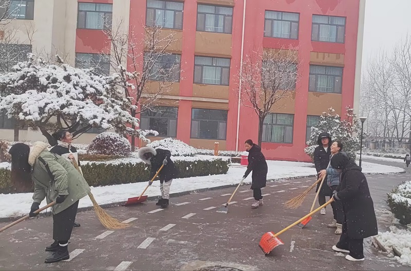 东凯实验学校全员齐上阵，扫雪保安全
