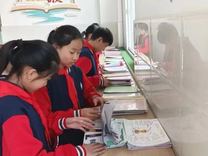 东凯实验学校小学部举行寒假优秀作业展评活动