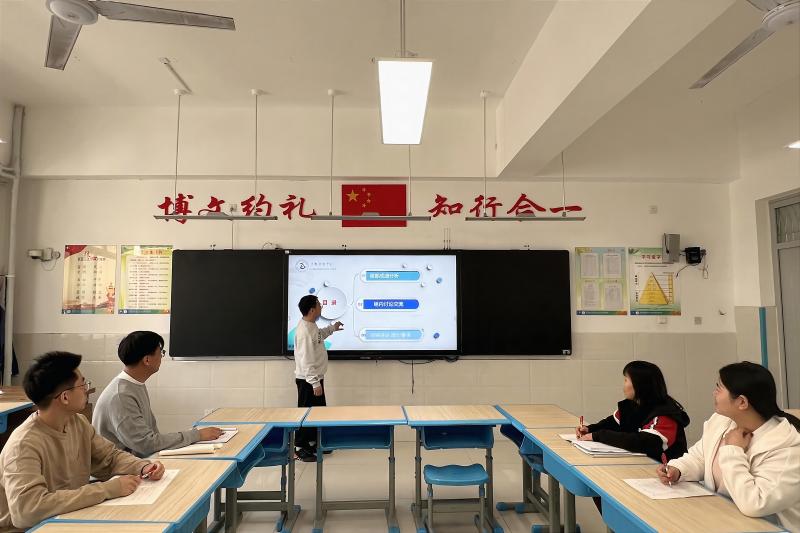 东凯实验学校九年级组织开展阶段性评价质量分析会