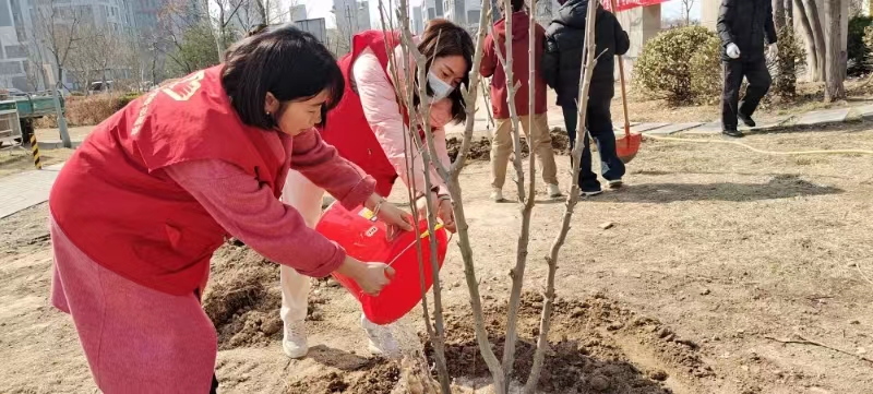 东凯实验学校党支部联合共驻共建单位开展主题植树活动