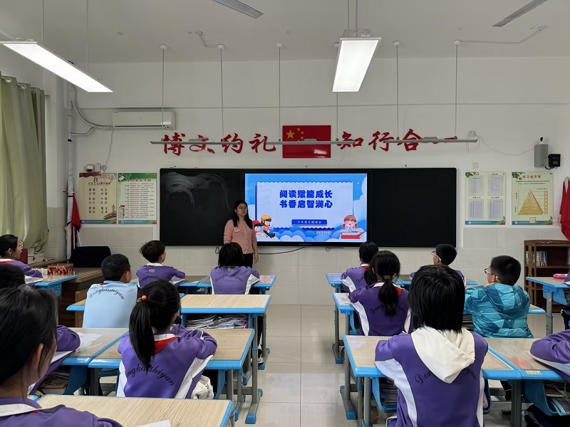东凯实验学校初中部召开“阅读赋能成长，书香启智润心”主题班队会