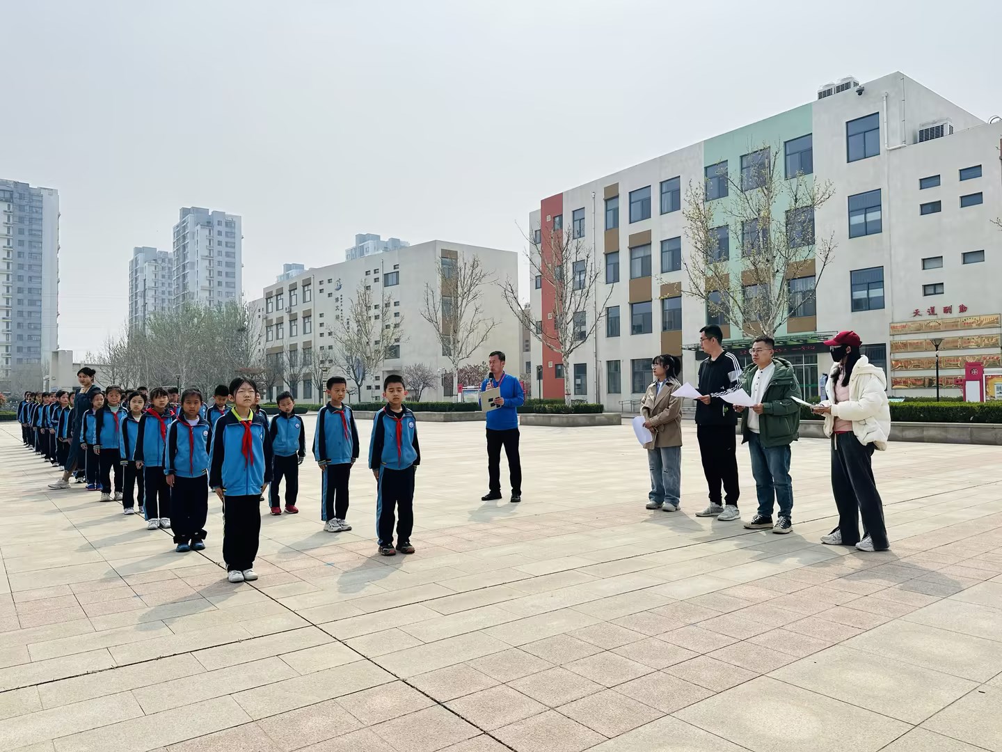 东凯实验学校小学部开展文明路队评比活动