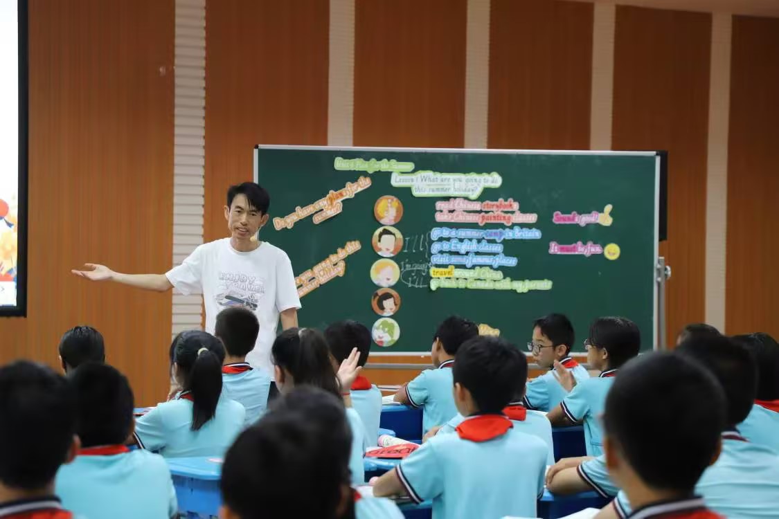 东凯实验学校小学英语教研组参加胜利（开发区）教育管理服务中心区域小学英语“学历案”研制使用课堂研讨活动