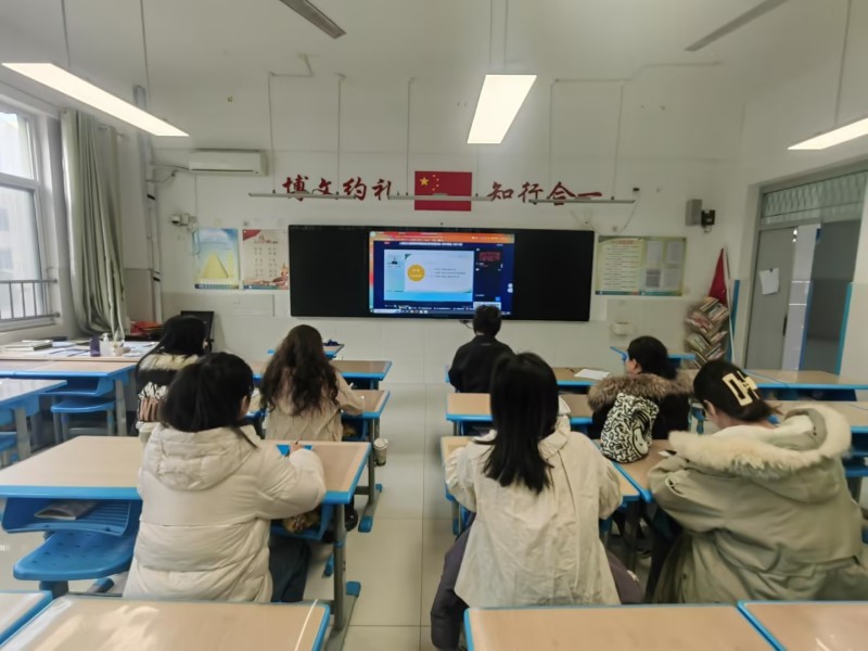 东凯实验学校初中部教师参加新教材培训活动