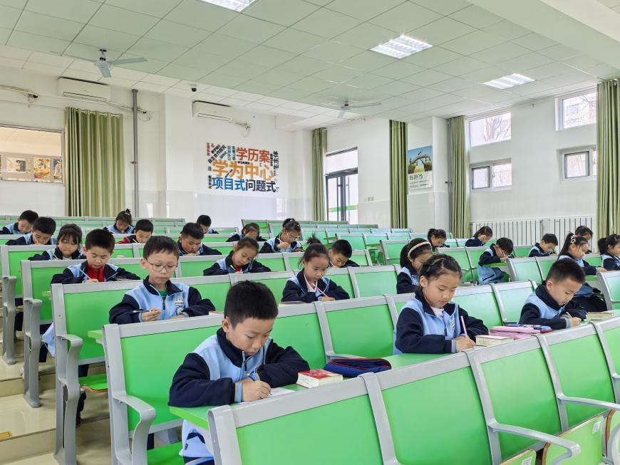 东营市东凯实验学校小学部一年级举行“字典大王”争霸赛特色活动