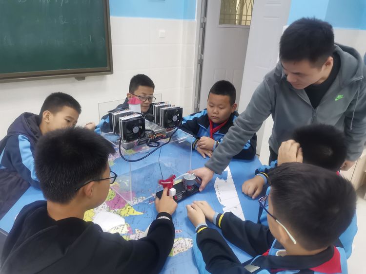 百年启新航 科创筑未来——东凯实验学校校园科技节活动纪实