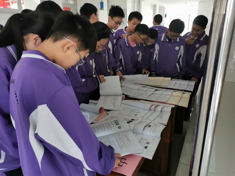 东凯实验学校八年级开展优秀寒假作业展评活动