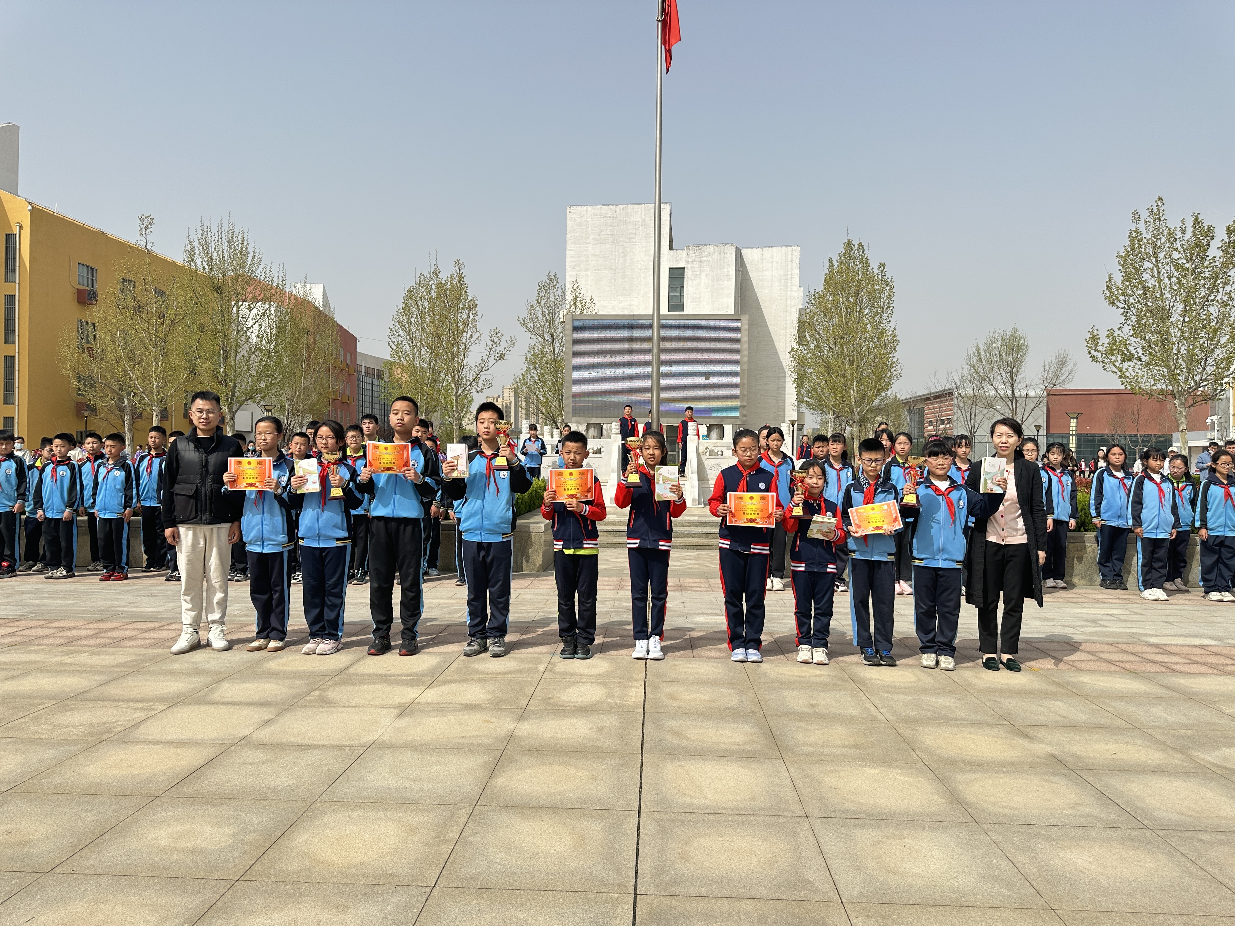 小组合作展风采，齐心协力共成长