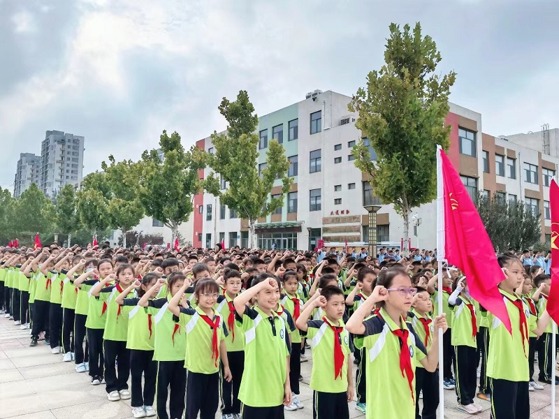 东凯实验学校隆重举行“金秋筑梦启新程，砥砺扬帆向未来”秋季开学典礼