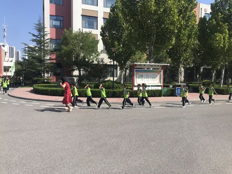 东凯实验学校组织防震应急疏散演练活动