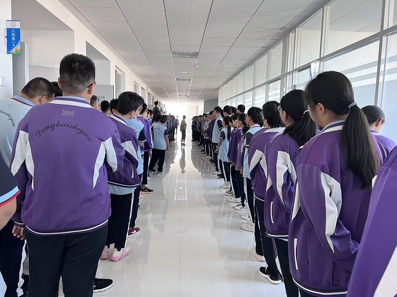 东凯实验学校八年级楼道训导会