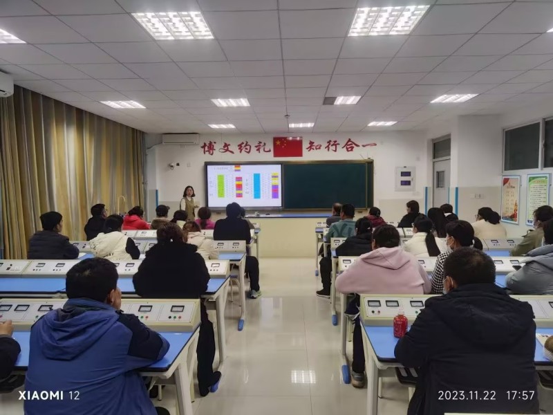 八年级召开教学质量评价家长会