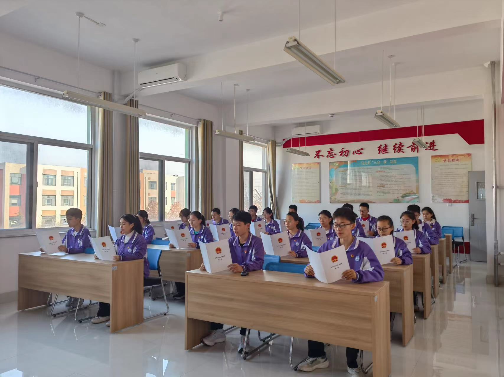 东凯实验学校开展“宪法晨读”活动