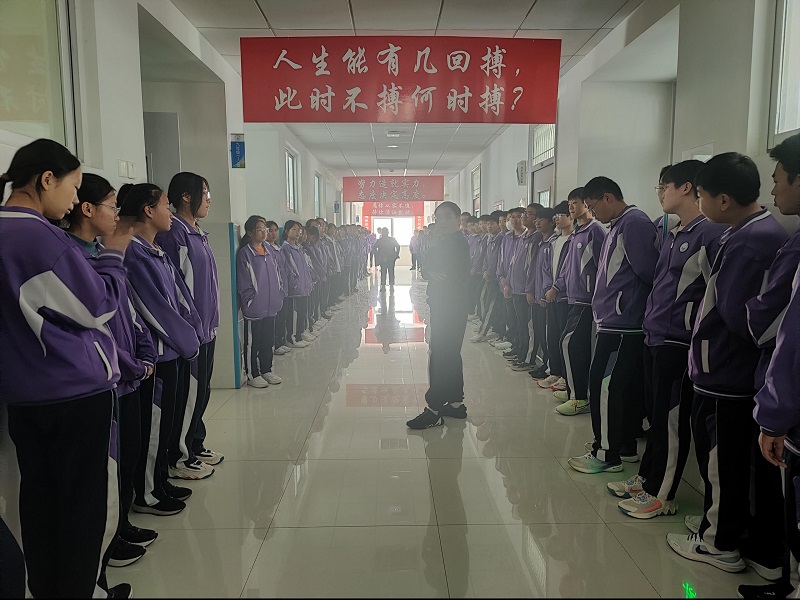 东凯实验学校初中部组织开展年级训导会