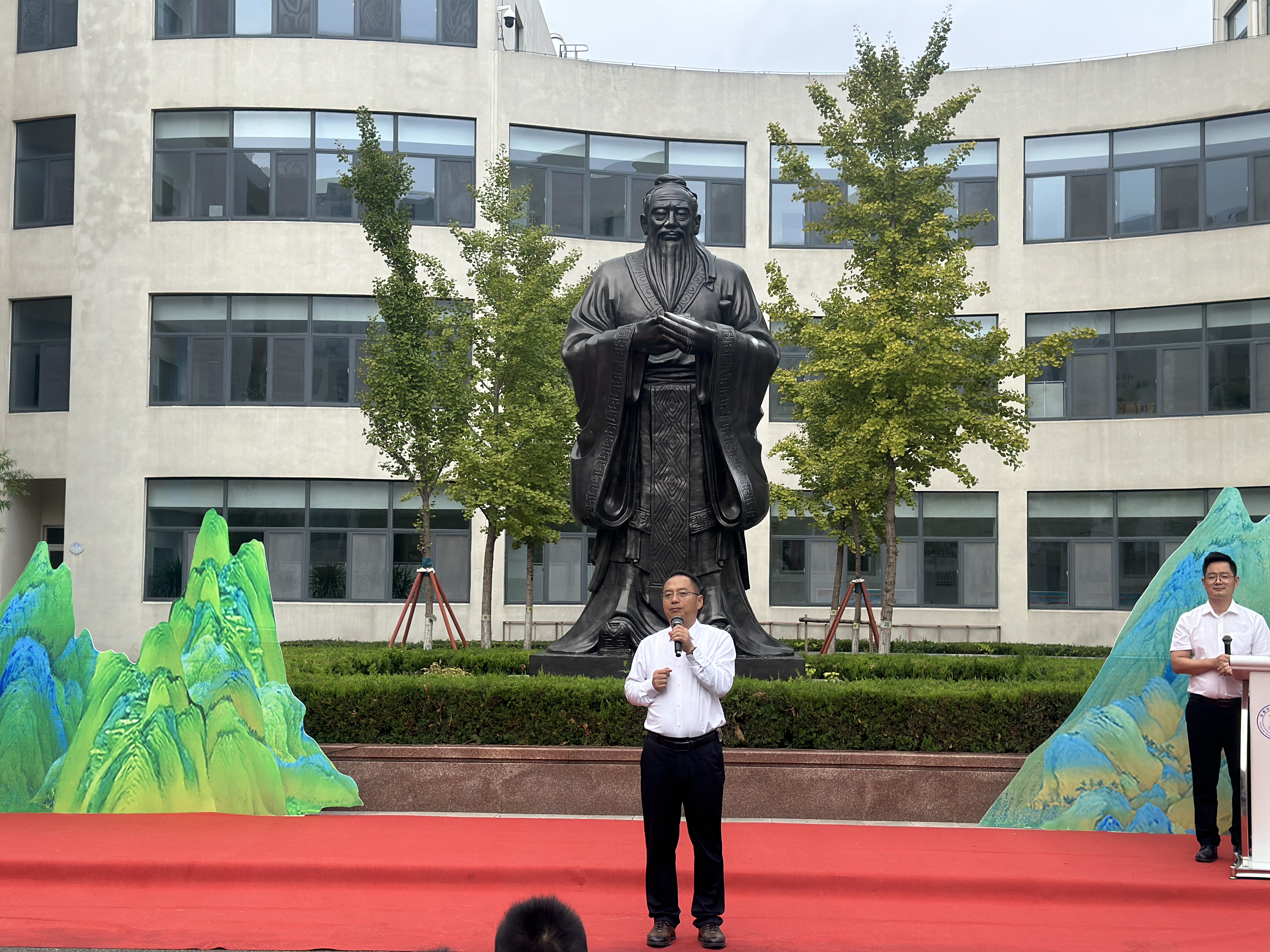 东营市东凯实验学校举行2025年祭孔典礼暨一年级开笔礼仪式