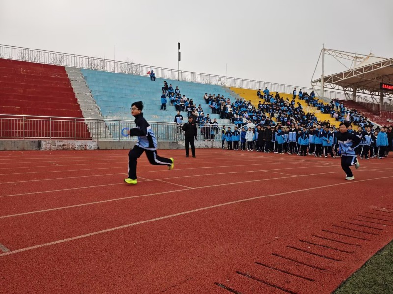 东营市东凯实验学校初中部组织开展冬季耐久跑接力比赛活动