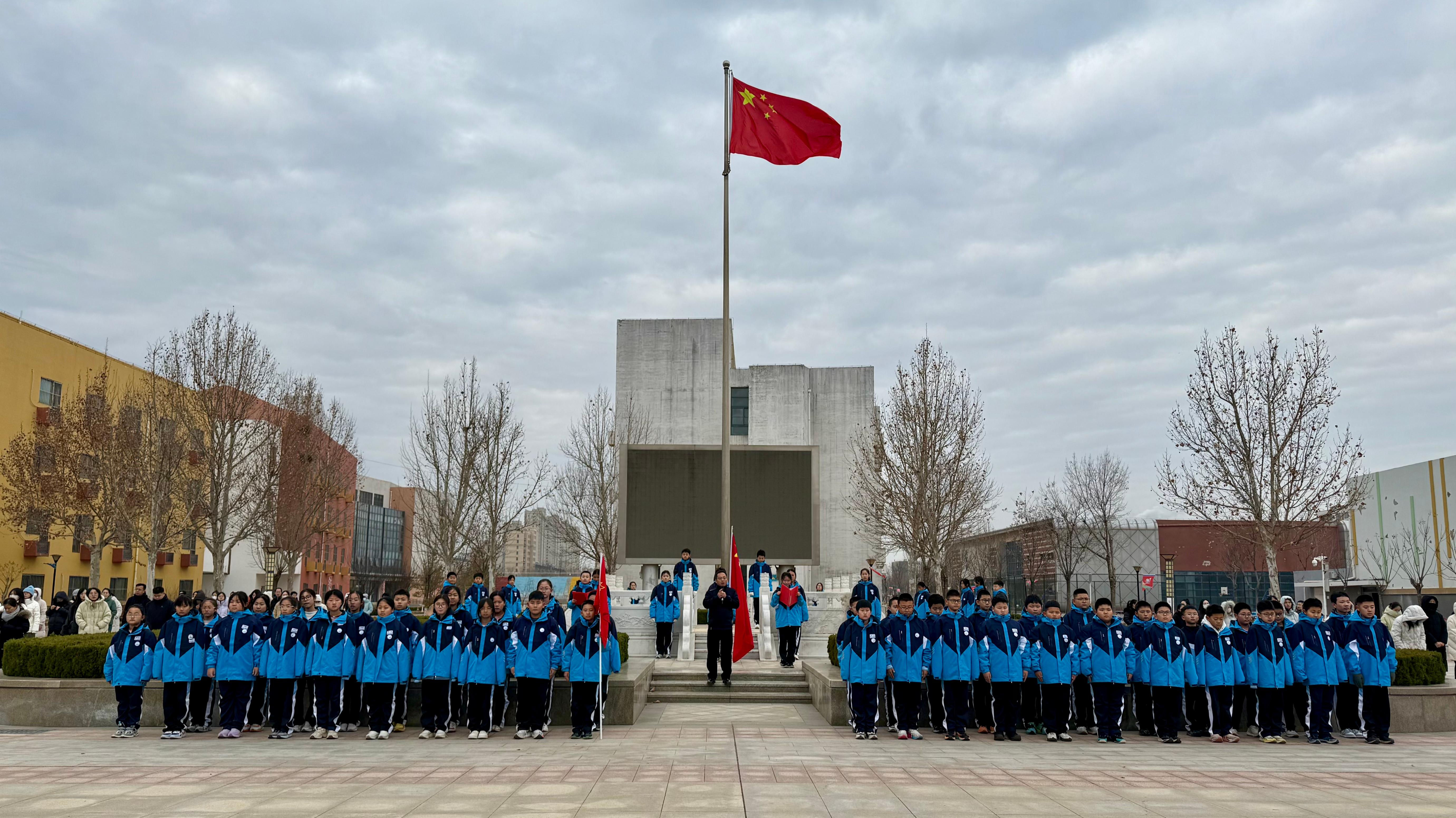 东营市东凯实验学校社会主义核心价值观主题教育升旗仪式 (2025-2026学年第一学期第十七周)