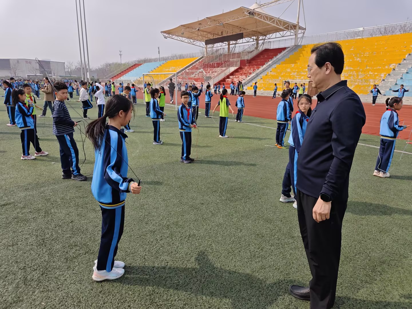 东凯实验学校开展“成长第一操”课间操督查活动